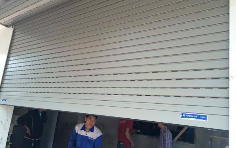 Cửa Cuốn Tự Động Mở Lên- Nguyên Nhân Và Cách Khắc Phục Cửa Cuốn Đà Nẵng Chính Hãng Giá Tốt Mới Nhất 2026 | Austdoor Hoàng Gia cửa cuốn tự mở lên